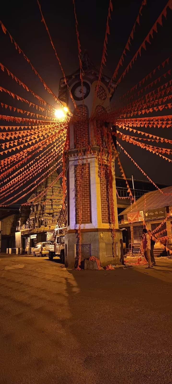 ವಿರಾಜಪೇಟೆ: ಶೃಂಗಾರಗೊಂಡ ಗಡಿಯಾರಕಂಬ