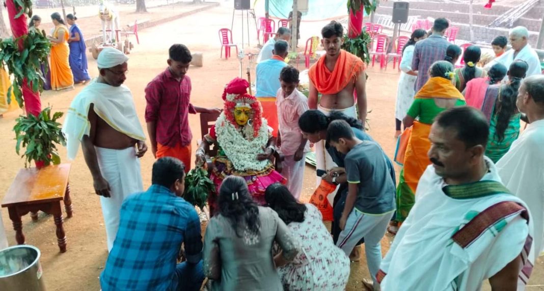 ಸುಳ್ಯ: ಮೊಗ್ರ ಜಾತ್ರೋತ್ಸವ| ಕನ್ನಡದಲ್ಲೇ ಅಭಯ ನೀಡಿದ ಬೈರಜ್ಜಿ