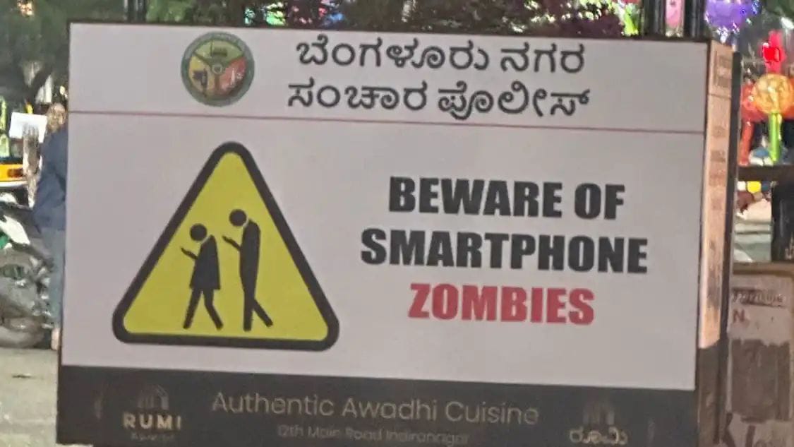 ಬೆಂಗಳೂರು ಪೊಲೀಸರ ಈ ಎಚ್ಚರಿಕೆ ಫಲಕ ಸೋಶಿಯಲ್ ಮೀಡಿಯಾದಲ್ಲಿ ಫುಲ್ ವೈರಲ್| ಏನಿದು ಸ್ಮಾರ್ಟ್ ಫೋನ್ ಝೋಂಬಿ?