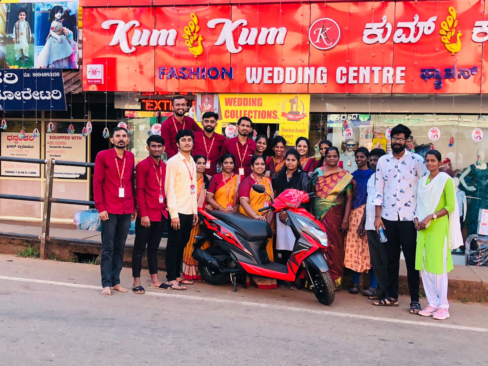 ಸುಳ್ಯ: ಕುಂಕುಂ ವಸ್ತ್ರ ಮಳಿಗೆಯಲ್ಲಿ ಬಂಪ‌ರ್ ಬಹುಮಾನವಾದ ಸ್ಕೂಟಿ ಡ್ರಾ