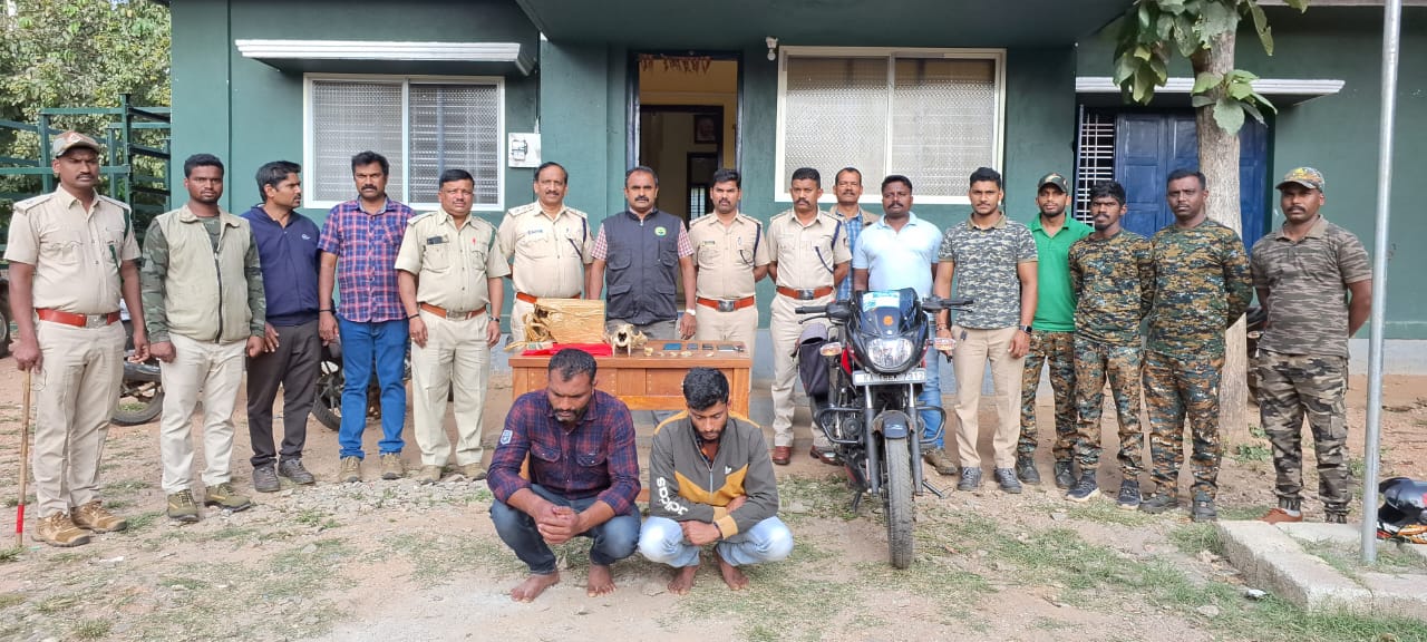 ಬೈಕ್ ಗೆ ನೇತುಹಾಕಿದ್ದ ಬ್ಯಾಗ್ ನಲ್ಲಿ ಹುಲಿ ತಲೆಬುರುಡೆ, ಹಲ್ಲು, ಉಗುರು ಪತ್ತೆ; ಇಬ್ಬರ ಬಂಧನ