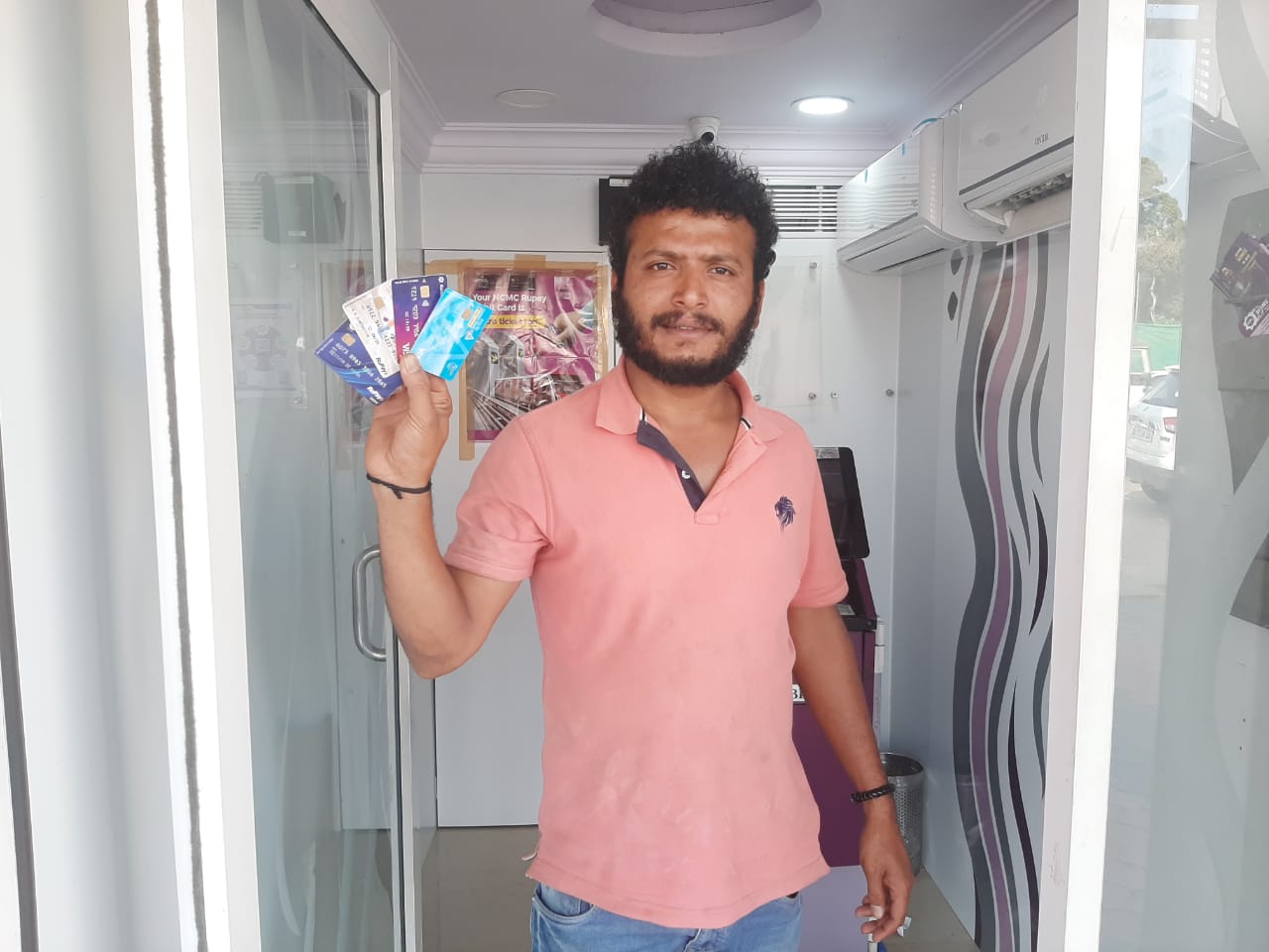 ಕೊಟ್ಟಿಗೆಹಾರ: ಎಣ್ಣೆ ಕುಡಿಯೋ ಆತುರದಲ್ಲಿ ಎಟಿಎಂನಲ್ಲಿ ಕಾರ್ಡ್ ಬಿಟ್ಟು ಹೋಗುತ್ತಿರುವ ಜನ…!