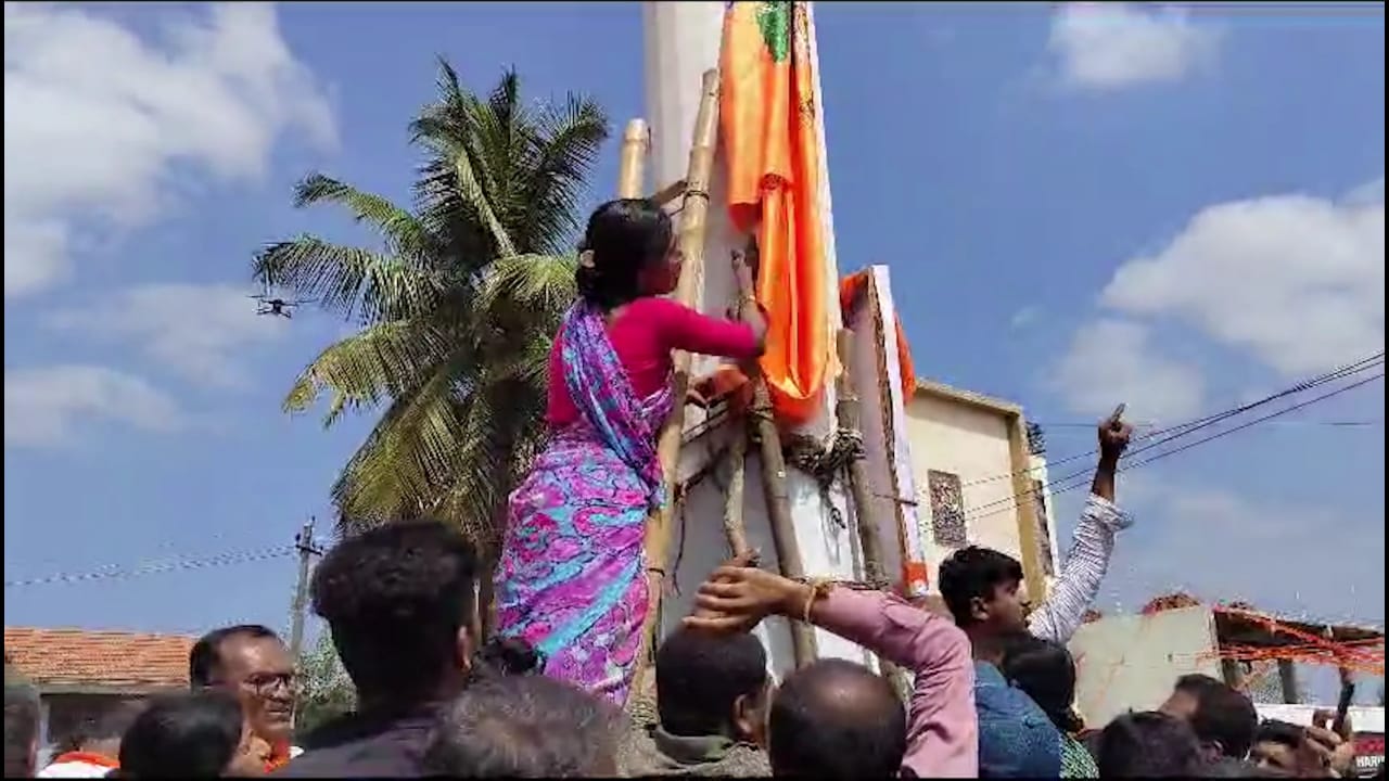ಮಂಡ್ಯದ ಕೆರಗೋಡಿನಲ್ಲಿ ಉದ್ವಿಗ್ನ ಸ್ಥಿತಿ|ಬ್ಯಾರಿಕೇಡ್ ಕಿತ್ತಾಕಿ ಪ್ರತಿಭಟನಾಕಾರರ ಆಕ್ರೋಶ