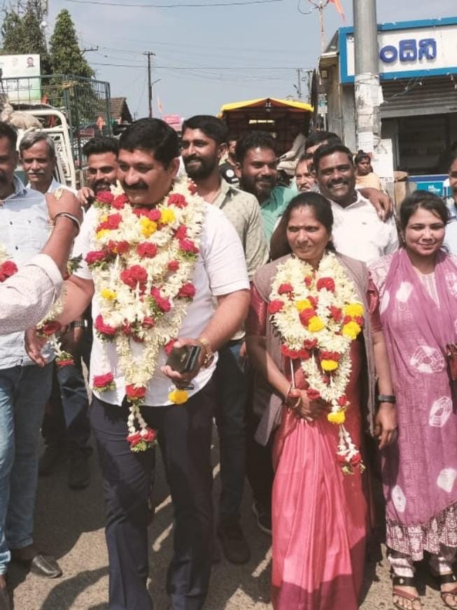 ಗೋಣಿಕೊಪ್ಪಲು ಗ್ರಾಮ ಪಂಚಾಯತ್ ಅಧ್ಯಕ್ಷರಾಗಿ ಕಾಂಗ್ರೆಸ್ ಬೆಂಬಲಿತ ಅಭ್ಯರ್ಥಿ ಪ್ರಮೋದ್ ಗಣಪತಿ, ಉಪಾಧ್ಯಕ್ಷರಾಗಿ ಮಂಜುಳಾ ಆಯ್ಕೆ|ಹೆಚ್ಚಿನ ಸದಸ್ಯ ಬಲ ಹೊಂದಿದ ಬಿಜೆಪಿ ಅಧಿಕಾರ ಕಳೆದುಕೊಂಡಿದೆ