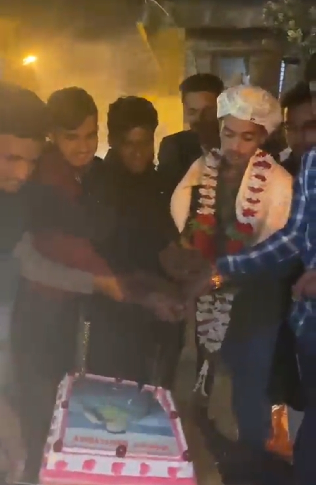 ಹುಟ್ಟುಹಬ್ಬದ ದಿನ ತಲ್ವಾರ್​ನಿಂದ ಕೇಕ್ ಕತ್ತರಿಸಿದ ಯುವಕ