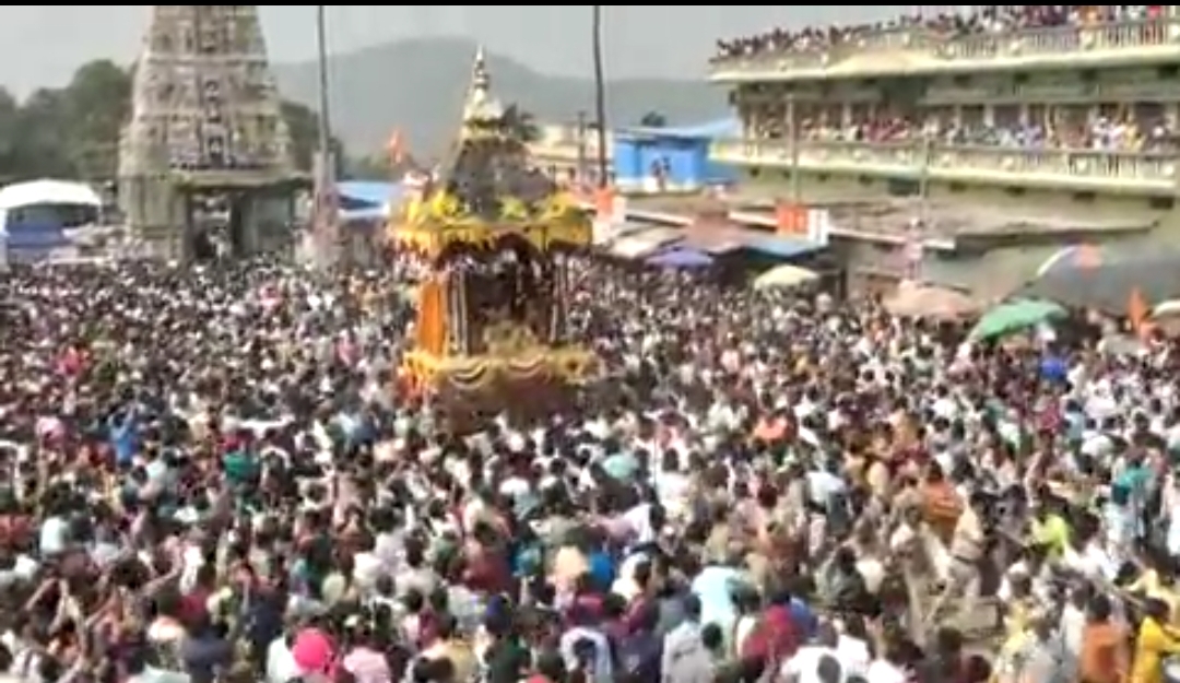 ಘಾಟಿ ಸುಬ್ರಹ್ಮಣ್ಯದಲ್ಲಿ ತಪ್ಪಿದ ಅನಾಹುತ| ರಥದ ಚಕ್ರದ ಬಳಿ ಬಿದ್ದ ಮಹಿಳೆ
