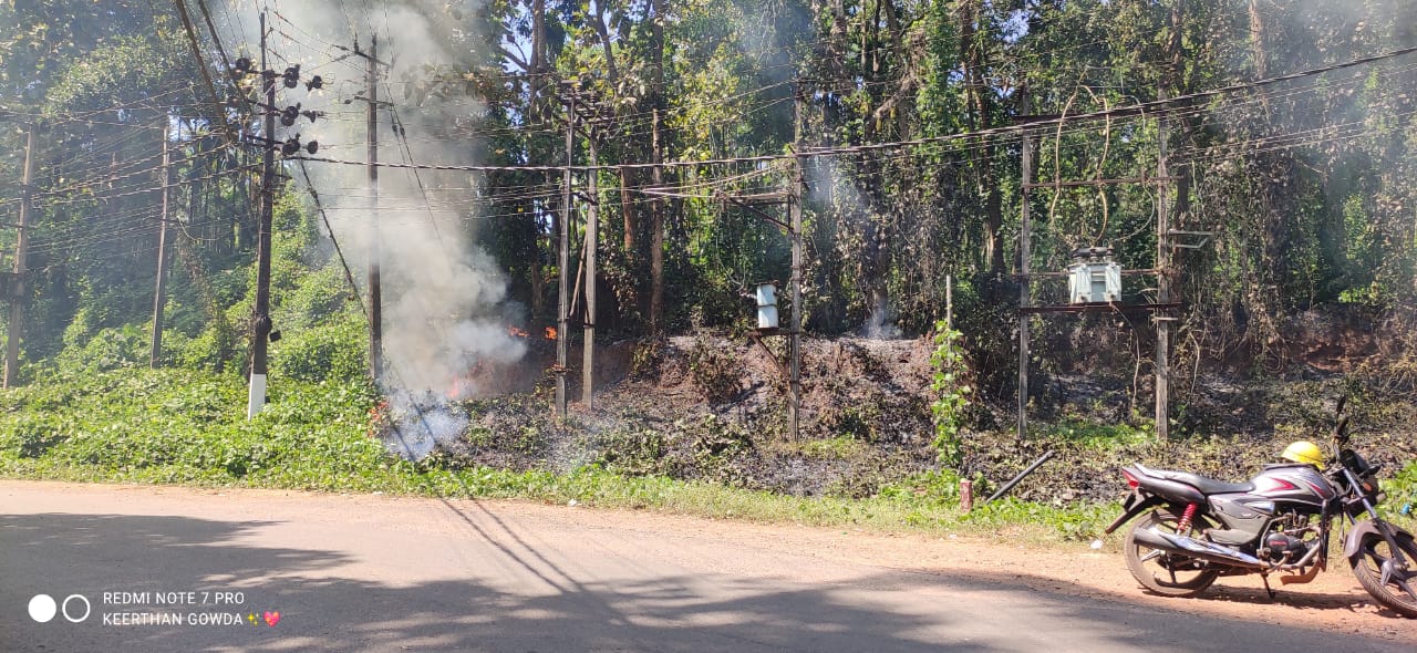 ಬೆಳ್ಳಾರೆ: ವಿದ್ಯುತ್ ಪರಿವರ್ತಕದ ಬಳಿ ಹೊತ್ತಿಕೊಂಡ ಬೆಂಕಿ