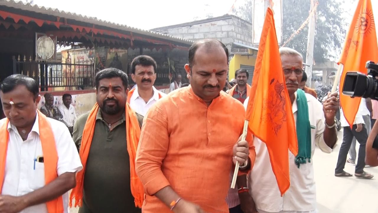 ಮತ್ತೆ ಮುನ್ನಲೆಗೆ ಬಂದ ಹನುಮಧ್ವಜ ವಿವಾದ|ಮನೆಗಳ ಮೇಲೆ ಹನುಮಧ್ವಜ ಹಾರಿಸಿದ ಬಿಜೆಪಿ ಕಾರ್ಯಕರ್ತರು