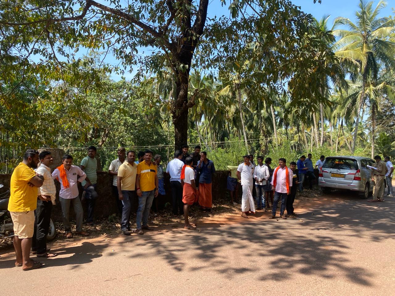 ಸುಳ್ಯ: ಐವರ್ನಾಡಿನಲ್ಲಿ ಧ.ಗ್ರಾ.ಯೋ ಅಧಿಕಾರಿಗಳಿಗೆ ಗ್ರಾಮಸ್ಥರ ಮುತ್ತಿಗೆ| ಅಷ್ಟಕ್ಕೂ ಅಲ್ಲಿ ನಡೆದಿದ್ದೇನು?