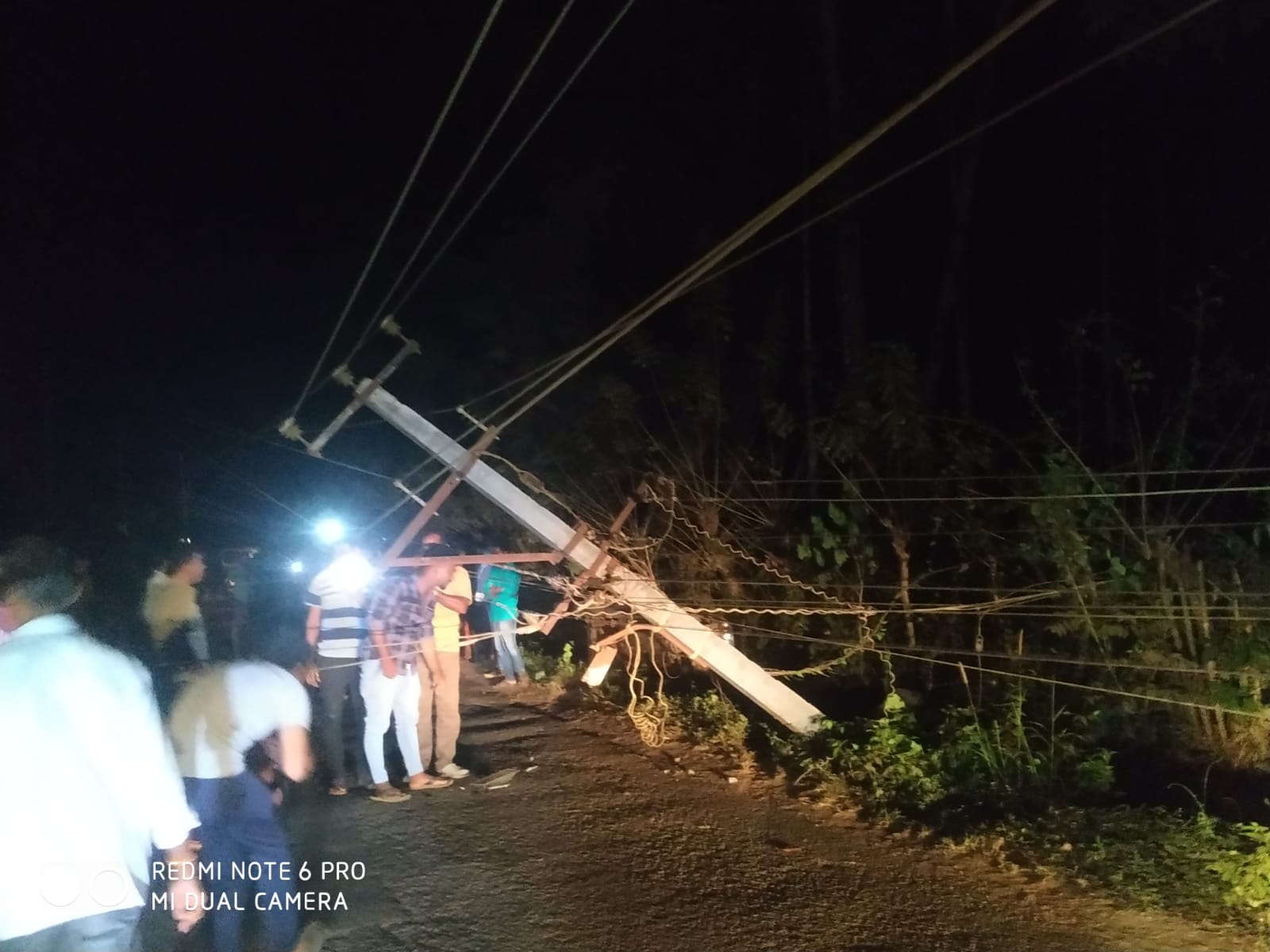 ಬೆಳ್ಳಾರೆ: ಚಾಲಕನ ನಿಯಂತ್ರಣ ತಪ್ಪಿ ವಿದ್ಯುತ್ ಕಂಬಕ್ಕೆ ಡಿಕ್ಕಿ ಹೊಡೆದ ಕಾರು| ಚಾಲಕ ಪವಾಡಸದೃಶ ಪಾರು