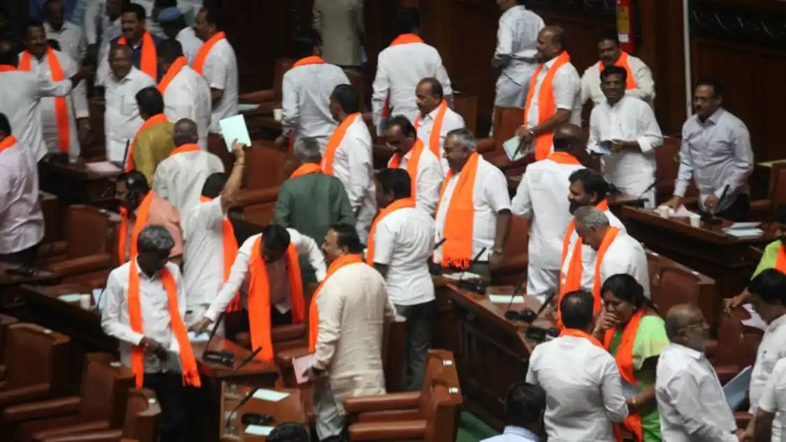 ವಿಧಾನಸೌಧವನ್ನೂ ಬಿಡದ ಬಿಜೆಪಿ ನಾಯಕರು| ಕೇಸರಿ ಶಾಲು ಹಾಕಿಕೊಂಡು ಬಂದವರಿಗೆ ಡಿಸಿಎಂ ಹೇಳಿದ್ದೇನು?