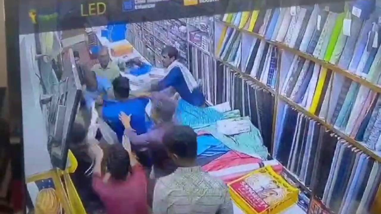 ಪತ್ನಿಗೆ ಸೀರೆ ಇಷ್ಟವಾಗದ ಹಿನ್ನೆಲೆ ಅಂಗಡಿ ಮಾಲಿಕನಿಗೆ ಹಲ್ಲೆ ಮಾಡಿದ ಪತಿ