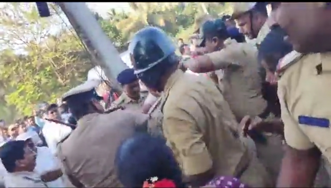 ರಸ್ತೆ ನಿರ್ಮಾಣ ವಿರೋಧಿಸಿ ಮೀನುಗಾರರಿಂದ ಪ್ರತಿಭಟನೆ