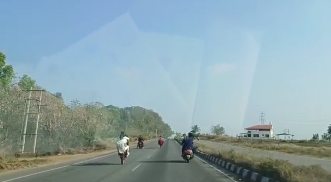 ಮಿತಿಮೀರಿದ ವ್ಹೀಲಿಂಗ್ ಪುಂಡರ ಹಾವಳಿ|ಬುದ್ದಿವಾದ ಹೇಳಲು ಹೋದವನಿಗೆ ಅವಾಜ್