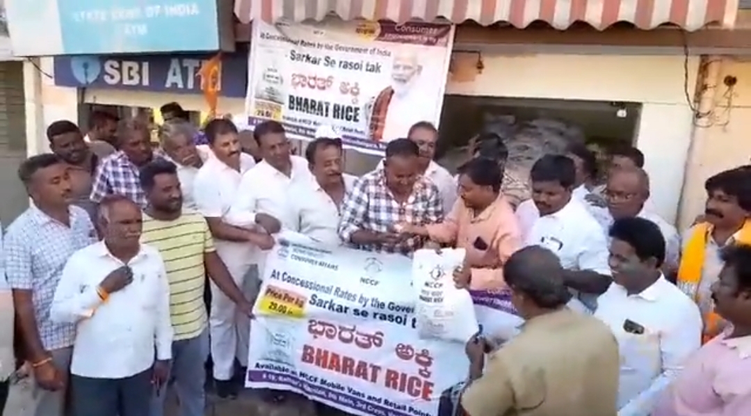 ಕೋಲಾರದಲ್ಲಿ ಭಾರತ್ ಬ್ರ್ಯಾಂಡ್ ಅಕ್ಕಿ ಖರೀದಿಸಲು ನೂಕುನುಗ್ಗಲು