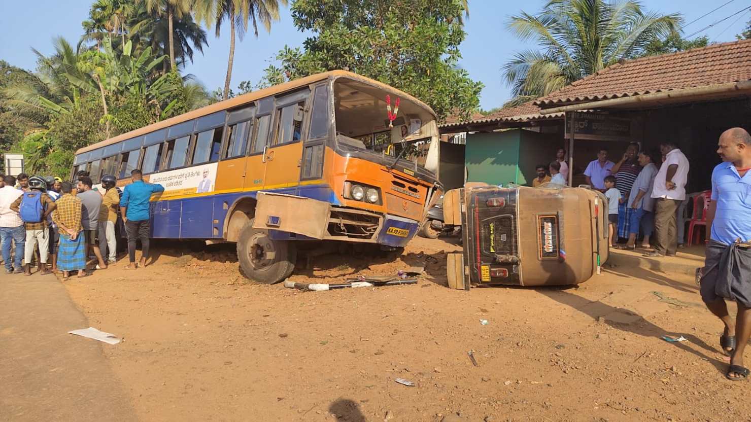 ಬಂಟ್ವಾಳ: ಟಯರ್ ಸ್ಫೋಟಗೊಂಡು ರಿಕ್ಷಾಗೆ ಡಿಕ್ಕಿ ಹೊಡೆದ KSRTC ಬಸ್| ನಾಲ್ವರು ಪ್ರಯಾಣಿಕರಿಗೆ ಗಾಯ