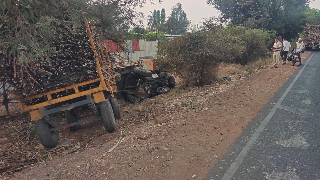 ಕಾರು ಟ್ರ್ಯಾಕ್ಟರ್ ಮಧ್ಯೆ ಅಪಘಾತ| ಓರ್ವ ಸ್ಥಳದಲ್ಲೇ ಸಾವು| ಮೂವರ ಸ್ಥಿತಿ ಗಂಭೀರ