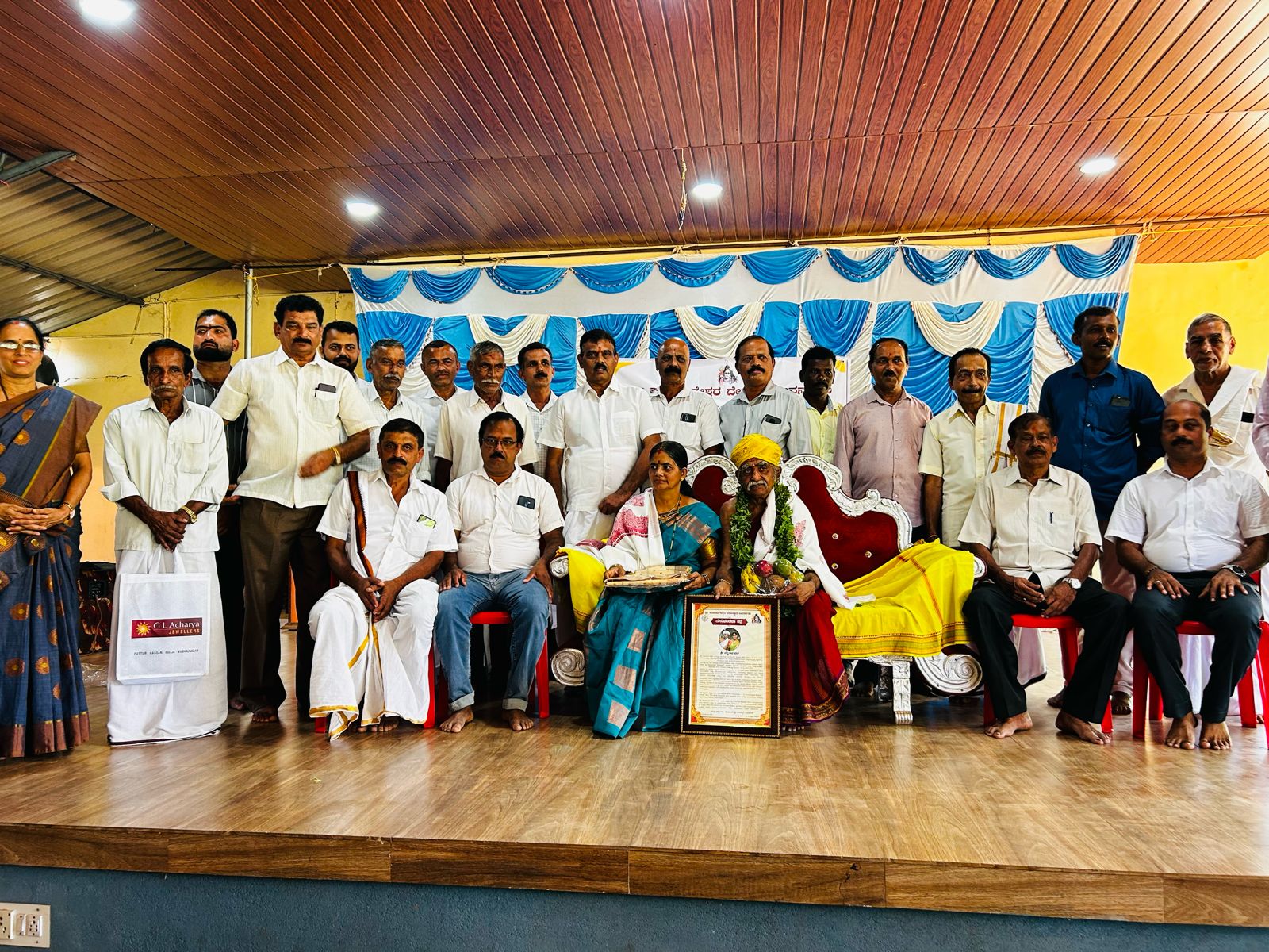 ಸುಳ್ಯ: ಐವರ್ನಾಡು ಶ್ರೀ ಪಂಚಲಿಂಗೇಶ್ವರ ದೇವಸ್ಥಾನದಲ್ಲಿ ಸೇವಾ ನಿವೃತ್ತಿ ಹೊಂದಲಿರುವ ಪ್ರಧಾನ ಅರ್ಚಕ ಪದ್ಮನಾಭ ಭಟ್ ಅವರಿಗೆ ಸಾರ್ವಜನಿಕ ಅಭಿನಂದನಾ ಸಮಾರಂಭ