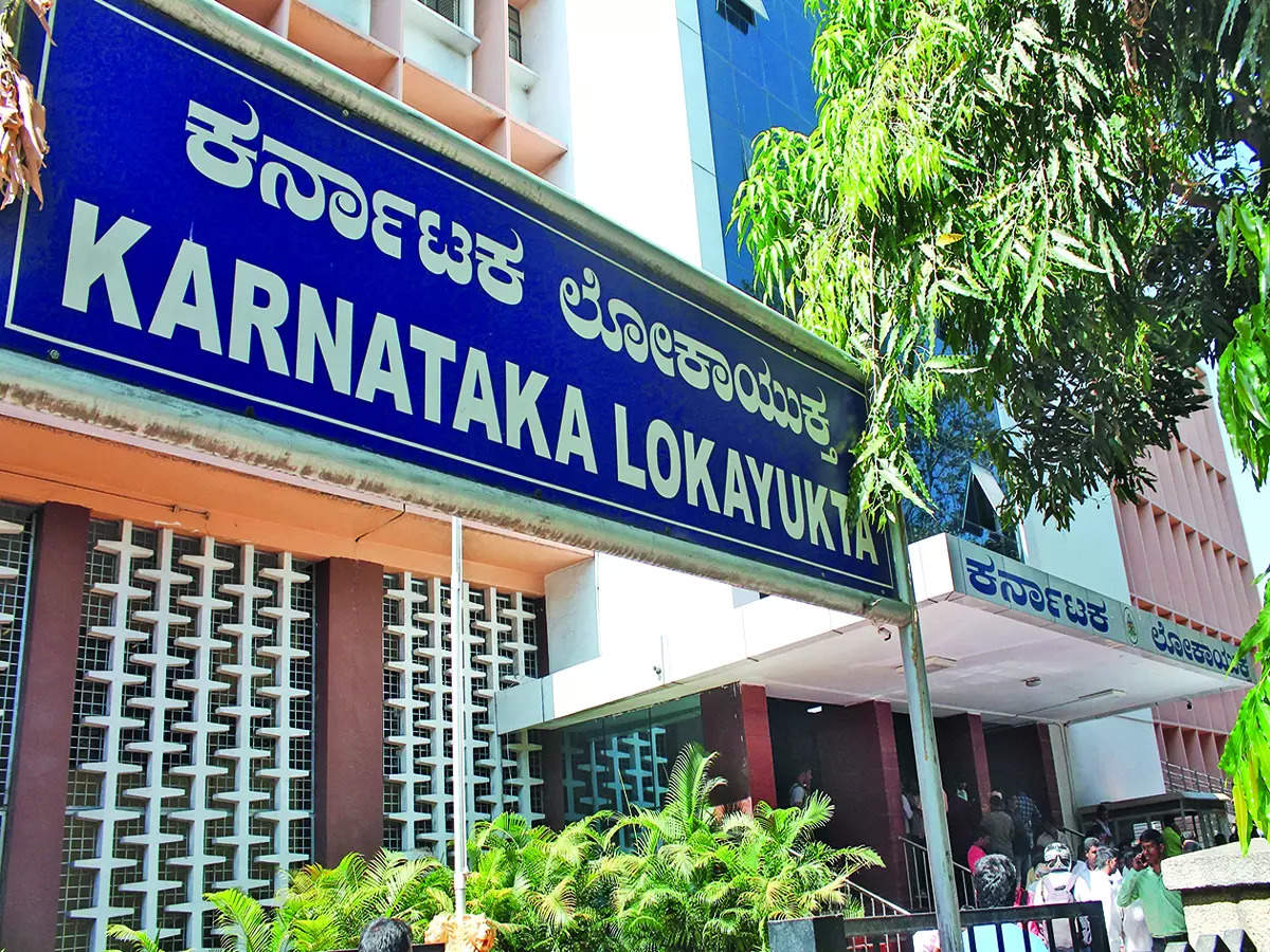 ಲಂಚ ಸ್ವೀಕರಿಸುವ ವೇಳೆ ಕಮರ್ಷಿಯಲ್ ಟ್ಯಾಕ್ಸ್ ಅಧಿಕಾರಿ ಮೇಲೆ ಲೋಕಾಯುಕ್ತ ದಾಳಿ