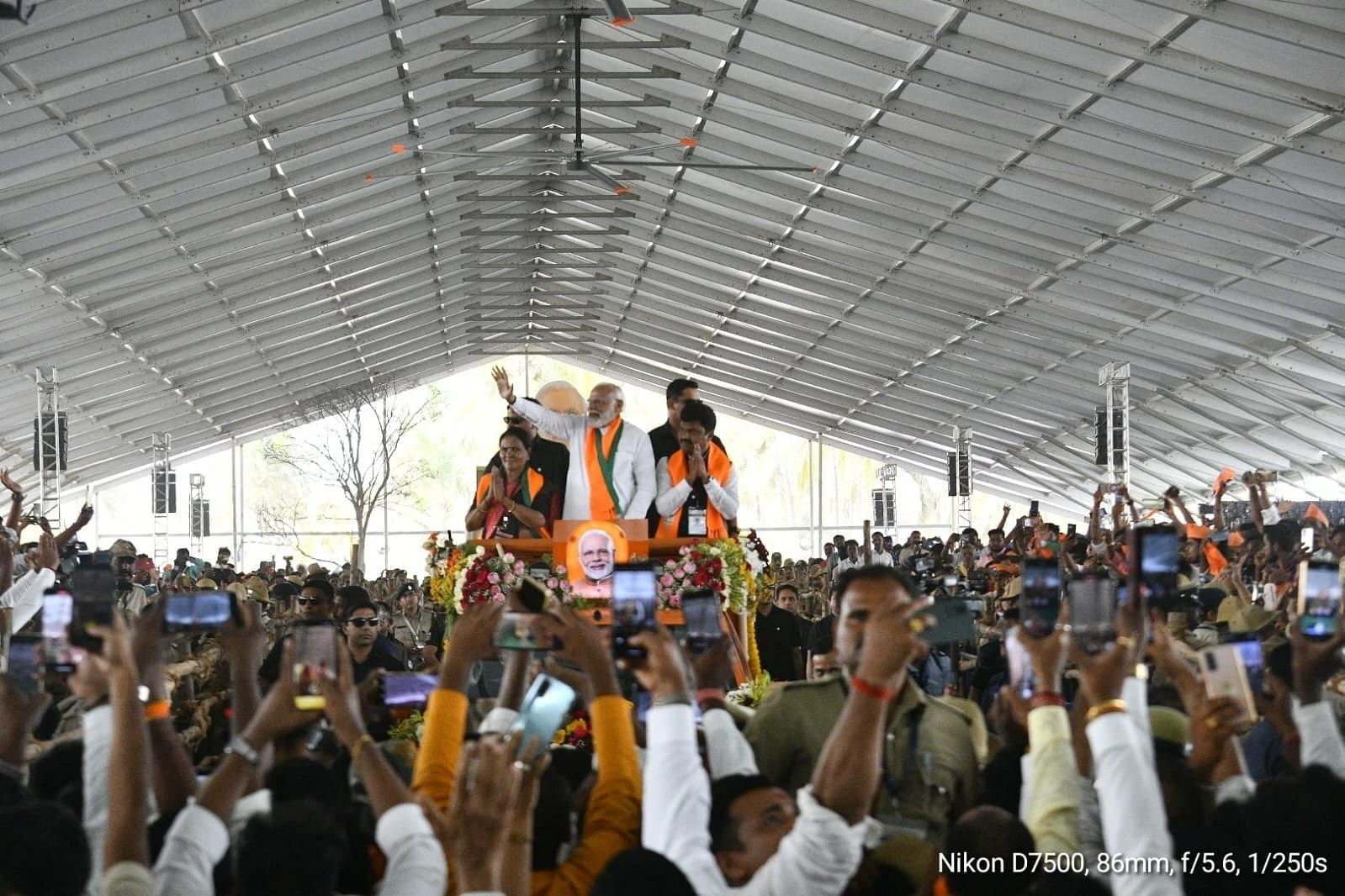 ಶಿವಮೊಗ್ಗ: ಜನರ ಮಧ್ಯದಿಂದ ವೇದಿಕೆಗೆ ಬಂದ ಮೋದಿ