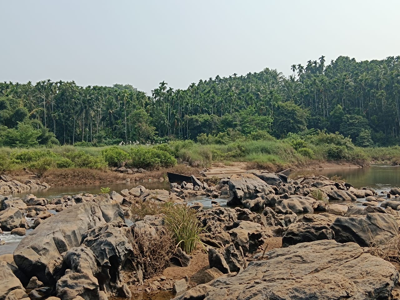 ಕಡಬ:ಶಾಂತಿಮೊಗೇರು ಕಿಂಡಿ ಆಣೆಕಟ್ಟು ಬರಿದು ಆರೋಪ| ಊರವರ ಆಕ್ರೋಶಕ್ಕೆ ಜಾಗ ಖಾಲಿ ಮಾಡಿದ ಮರಳು ದಂಧೆಕೋರರು