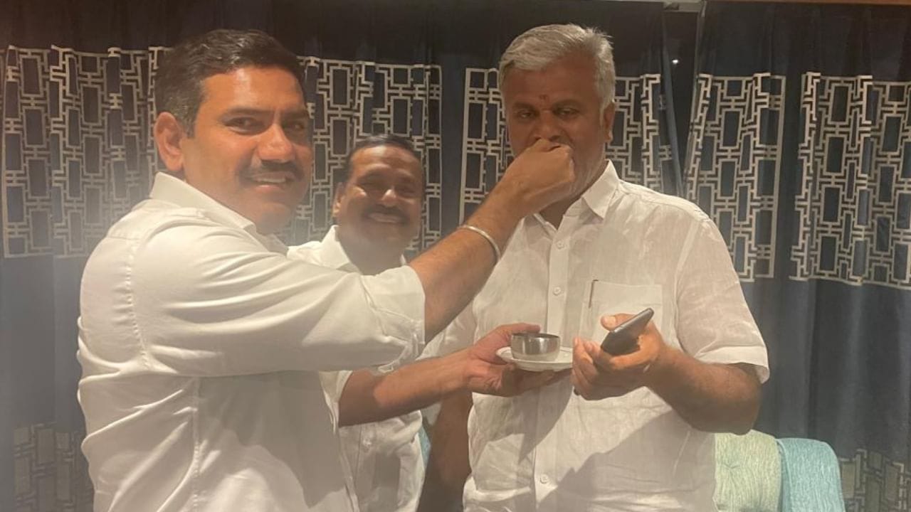 ಸಿಎಂ ಸಿದ್ದರಾಮಯ್ಯಗೆ ಬಿಗ್ ಶಾಕ್| ಆಪರೇಷನ್ ಹಸ್ತಕ್ಕೆ ಬಿ.ವೈ ವಿಜಯೇಂದ್ರ ಚೆಕ್ ಮೇಟ್