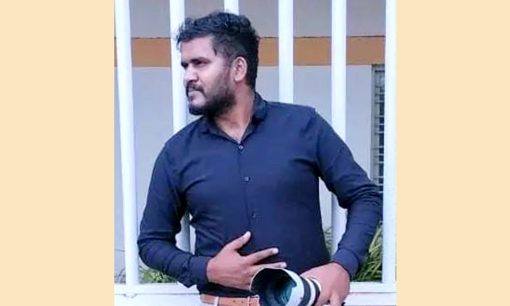 ವಿದ್ಯುತ್‌ ಕಂಬಕ್ಕೆ ಕಾರು ಡಿಕ್ಕಿ ಹೊಡೆದು ಫೋಟೋಗ್ರಾಫರ್‌ ಮೃತ್ಯು