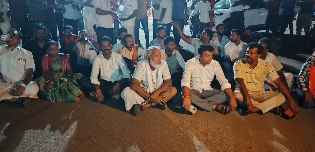 ಕಡಬ: ಅಕ್ರಮ ಗೋಸಾಗಾಟದ ಕಾರು ಡಿಕ್ಕಿಯಾಗಿ ವ್ಯಕ್ತಿ ಸಾವು| ಶಾಸಕದ್ವಯರ ನೇತ್ರತ್ವದಲ್ಲಿ ರಾತ್ರೋರಾತ್ರಿ ಪ್ರತಿಭಟನೆ| ಸ್ಥಳಕ್ಕೆ‌ ಎಸ್ಪಿ ಭೇಟಿ; ಆರೋಪಿಗಳ ಬಂಧಿಸುವ ಭರವಸೆ