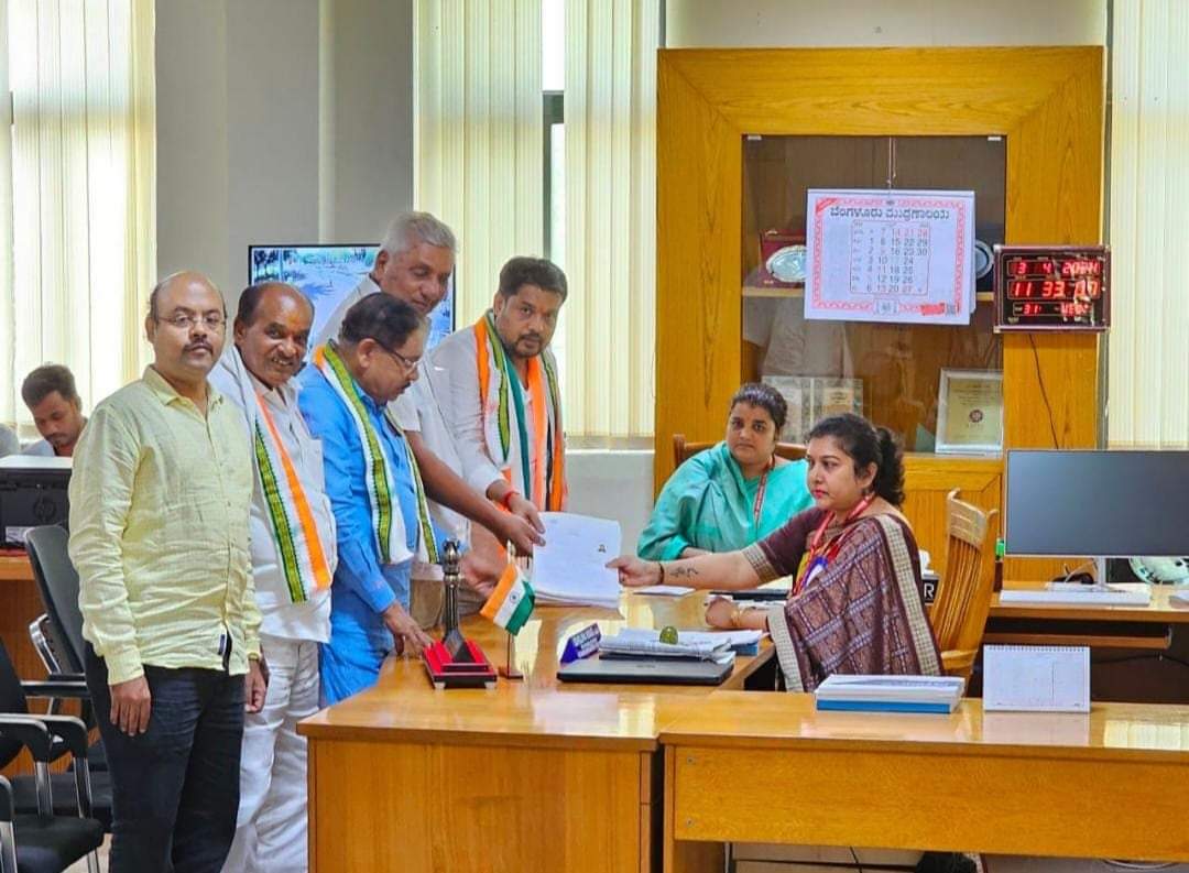 ಚಾಮರಾಜನಗರದ ಲೋಕಸಭಾ ಕ್ಷೇತ್ರದಿಂದ ಕಾಂಗ್ರೆಸ್, ಬಿಜೆಪಿ ಅಭ್ಯರ್ಥಿಗಳ ನಾಮಪತ್ರ ಸಲ್ಲಿಕೆ