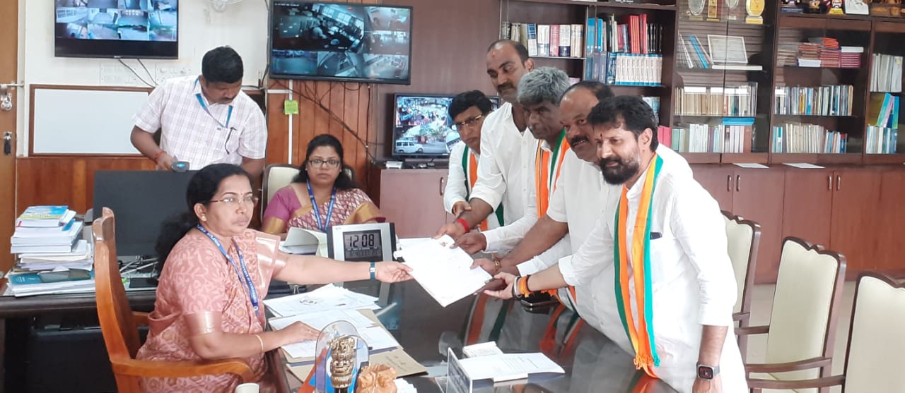 ಉಡುಪಿ-ಚಿಕ್ಕಮಗಳೂರು ಬಿಜೆಪಿ ಅಭ್ಯರ್ಥಿ ಕೋಟ ಶ್ರೀನಿವಾಸ ಪೂಜಾರಿ ನಾಮಪತ್ರ ಸಲ್ಲಿಕೆ