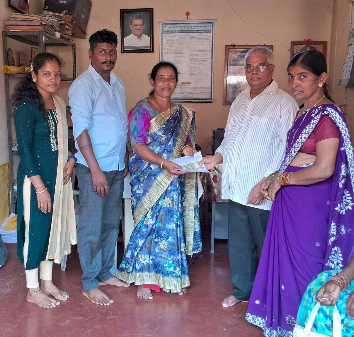 ಬೆಳ್ಳಾರೆ:ರವೀಂದ್ರ ಬಂಗೇರ ಅವರಿಗೆ ಶ್ರೀ ಕ್ಷೇತ್ರ ಧರ್ಮಸ್ಥಳ ಗ್ರಾಮಾಭಿವೃದ್ಧಿ ಯೋಜನೆಯಿಂದ ಮಾಸಾಶನ ಹಸ್ತಾಂತರ