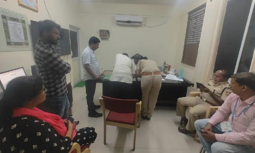 ಮೈಸೂರು : ಬೈಕ್ ತಡೆದು ಪರಿಶೀಲಿಸಿದ್ದಕ್ಕೆ ಸವಾರರು ಸಿಬ್ಬಂದಿಗೆ ಹೊಡೆದು ಪರಾರಿ