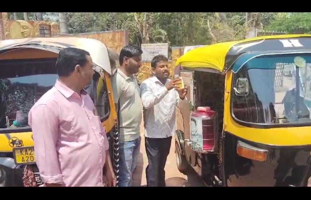 ಹುಬ್ಬಳ್ಳಿಯಲ್ಲಿ ಬಿಸಿಲಿನ ದಾಹ: ಆಟೋ ಚಾಲಕನ ಕಾರ್ಯಕ್ಕೆ ತಣ್ಣಗಾದ ಪ್ರಯಾಣಿಕರು