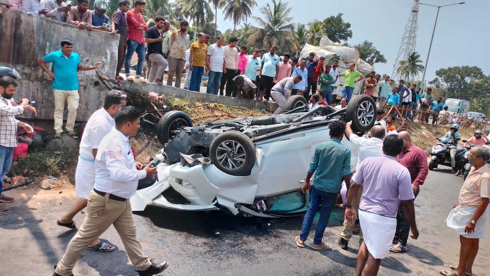 ಉಡುಪಿ:ಡಿವೈಡರ್ ಗೆ ಡಿಕ್ಕಿ ಹೊಡೆದ ಇನ್ನೋವಾ ಕಾರು|ಓರ್ವ ಮೃತ್ಯು;ಇಬ್ಬರು ಗಂಭೀರ