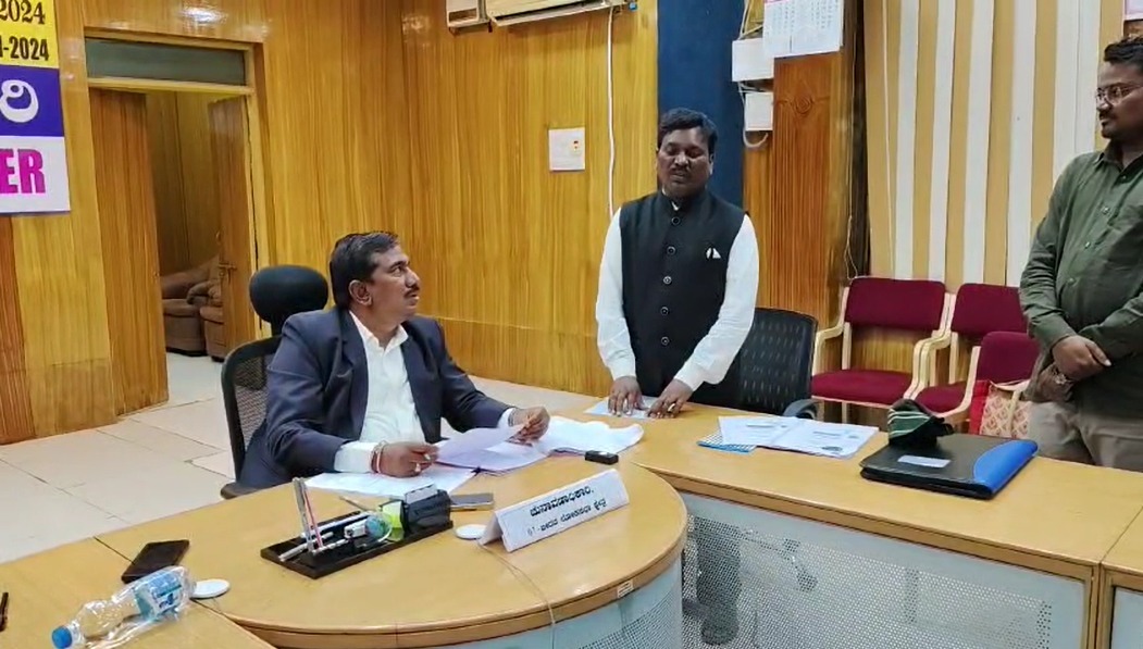 ಬೀದ‌ರ್: ಅಂಧ ವ್ಯಕ್ತಿ ನಾಮಪತ್ರ ಸಲ್ಲಿಕೆ-ಬ್ರೈಲ್‌ ಲಿಪಿಯಿಂದ ಪ್ರತಿಜ್ಞೆ ಸ್ವೀಕಾರ