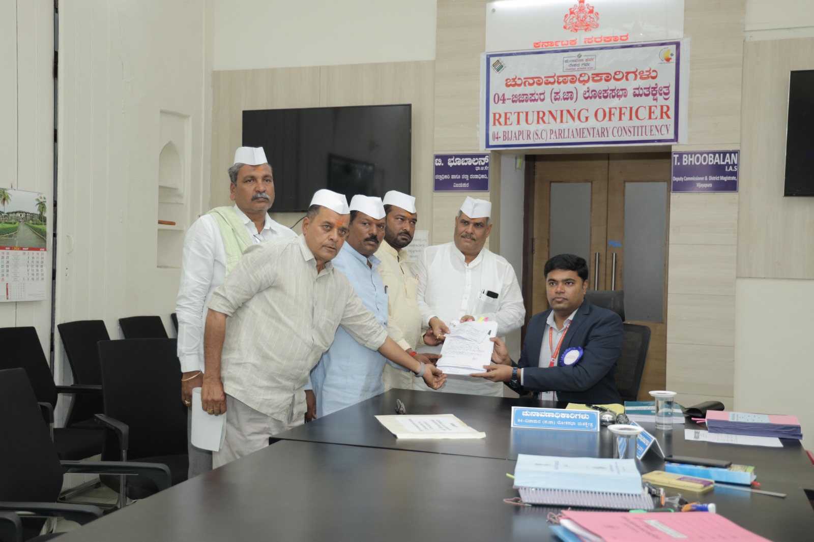 ವಿಜಯಪುರ: ಕಾಂಗ್ರೆಸ್‌ ಪಕ್ಷದ ಅಧಿಕೃತ ಅಭ್ಯರ್ಥಿಯಾಗಿ ರಾಜು ಆಲಗೂರರಿಂದ ನಾಮಪತ್ರ ಸಲ್ಲಿಕೆ