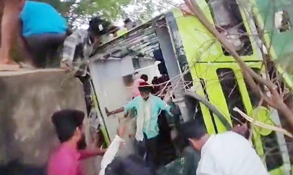 ಗದಗ:ಸಾರಿಗೆ ಬಸ್ ಪಲ್ಟಿ 20ಕ್ಕೂ ಹೆಚ್ಚು ಪ್ರಯಾಣಿಕರಿಗೆ ಗಾಯ
