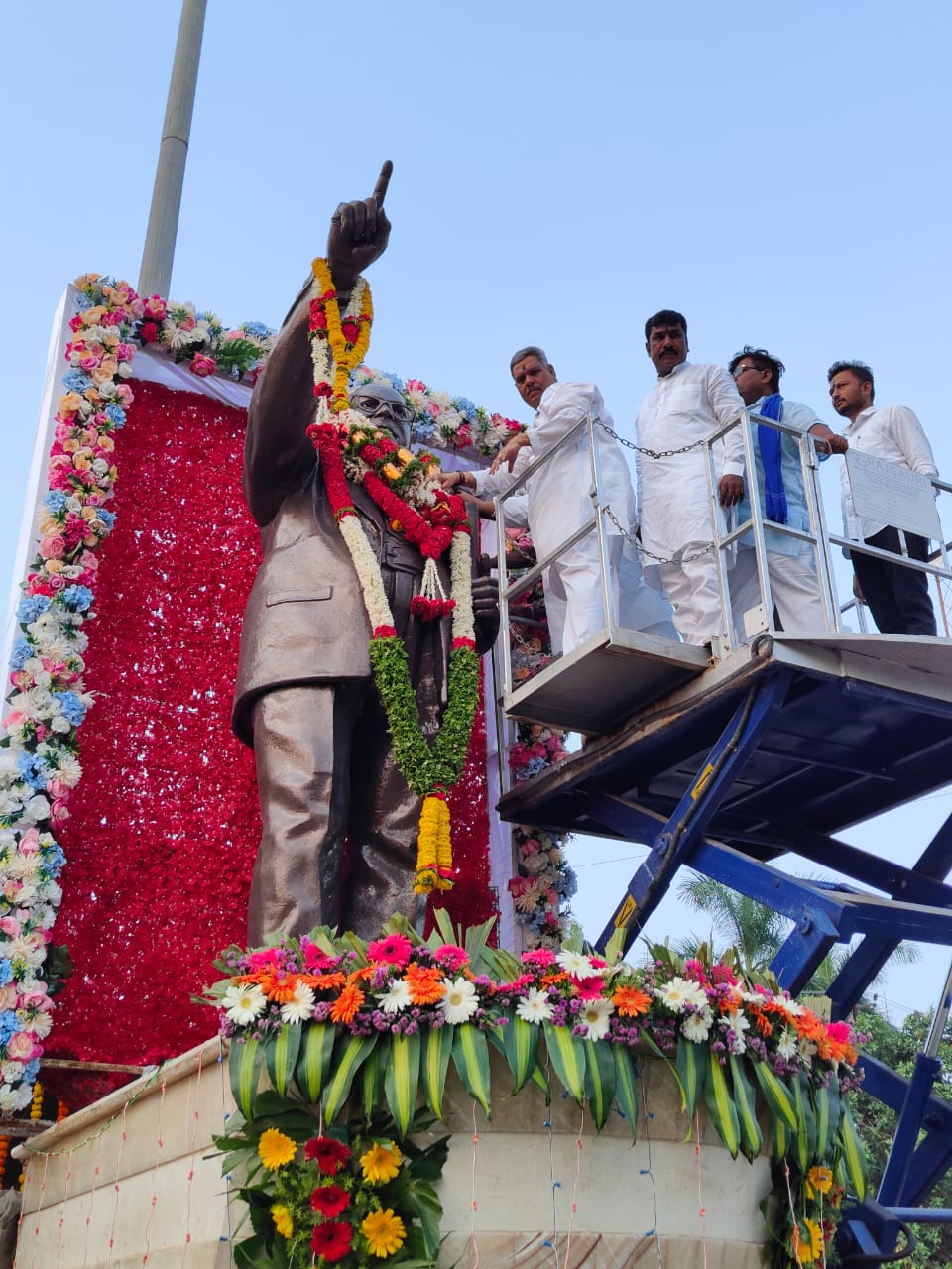 ವಿಜಯಪುರ: ಸಂವಿಧಾನ ಶಿಲ್ಪಿ ಡಾ. ಅಂಬೇಡ್ಕರ್ ಅವರಿಗೆ ಪ್ರೊಫೆಸರ್ ರಾಜು ಆಲ್ಗೂರ ನಮನ