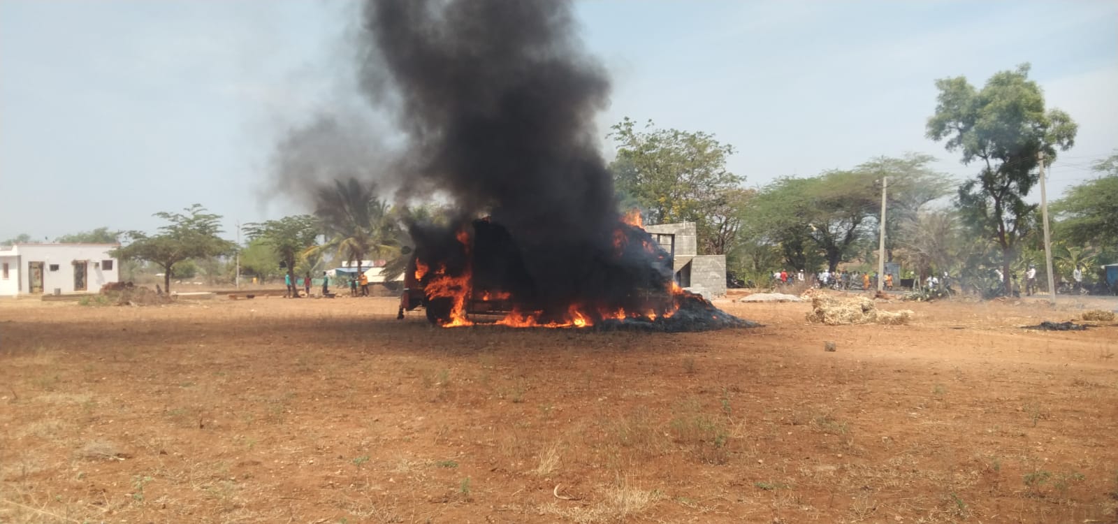 ಚಾಮರಾಜನಗರ : ವಿದ್ಯುತ್ ತಂತಿ ತಗುಲಿ ಮೇವು ಸಾಗಣೆ ಲಾರಿ ಸುಟ್ಟು ಭಸ್ಮ
