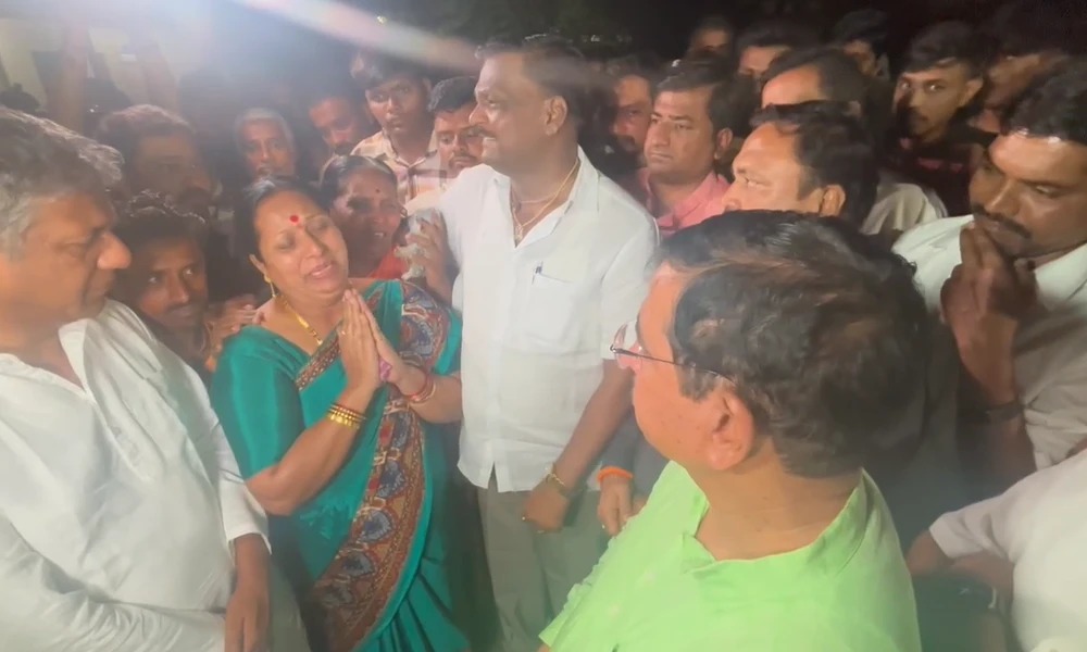 ಹುಬ್ಬಳ್ಳಿ : ಹಿಂದೂ ಯುವತಿಯರ ಜೀವಕ್ಕೆ ಗ್ಯಾರಂಟಿ ಕೊಡಿಸಿ : ಪ್ರಲ್ಹಾದ್‌ ಜೋಶಿಯವರಲ್ಲಿ ನೇಹಾ ತಂದೆ ಮನವಿ