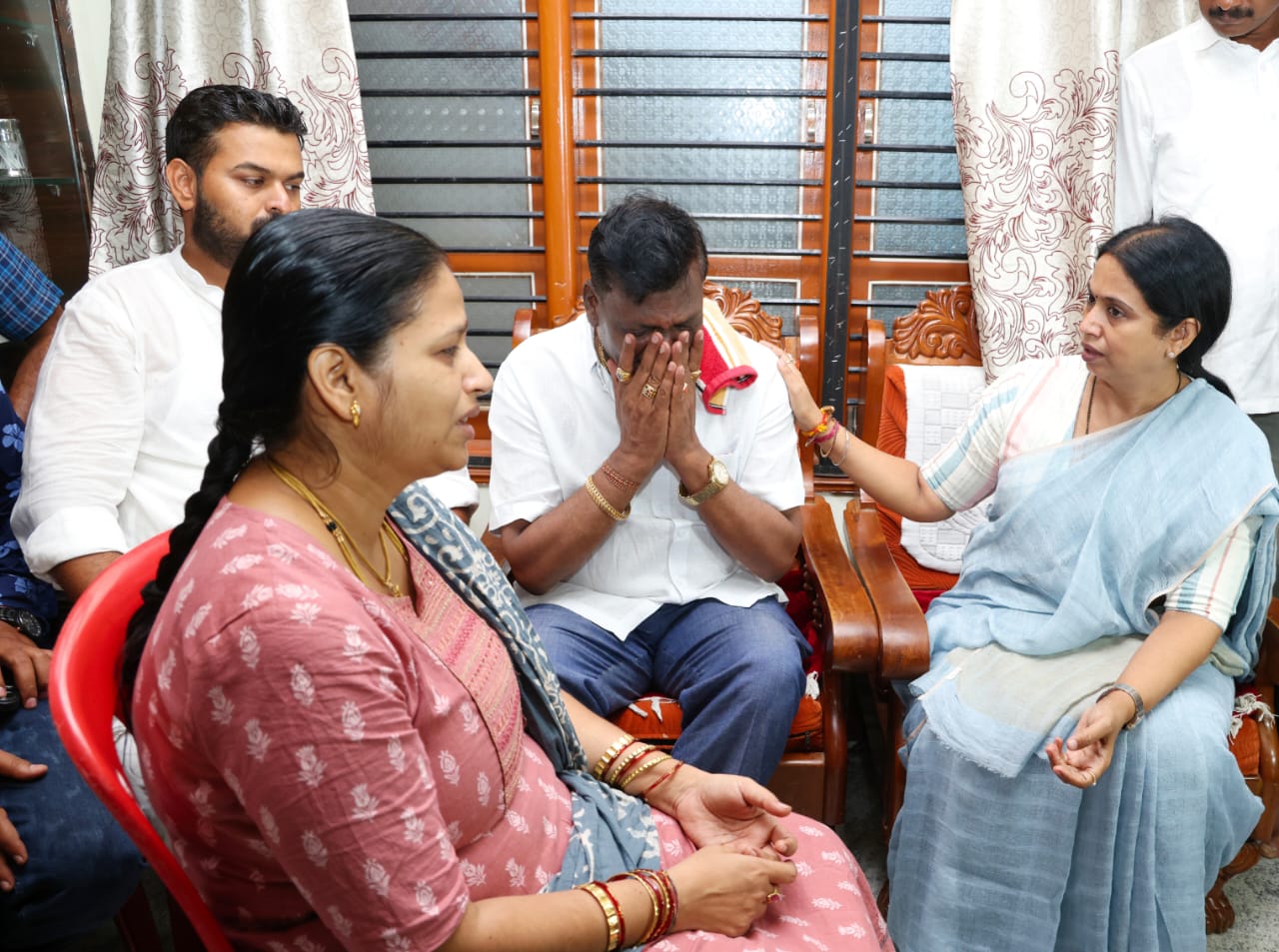 ಉಡುಪಿ : ಮೃತ ನೇಹಾ ಹಿರೇಮಠ ಕುಟುಂಬಕ್ಕೆ ಸಾಂತ್ವನ ಹೇಳಿದ ಸಚಿವೆ ಲಕ್ಷ್ಮೀ ಹೆಬ್ಬಾಳ್ಕರ್