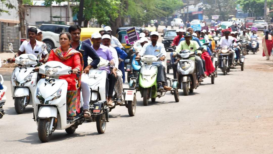 ಧಾರವಾಡ: ಜಿಲ್ಲಾ ಸ್ವೀಪ್ ಸಮಿತಿಯಿಂದ ವಿಶೇಷ ಚೇತನರ ಬೈಕ್ ರ್ಯಾಲಿ