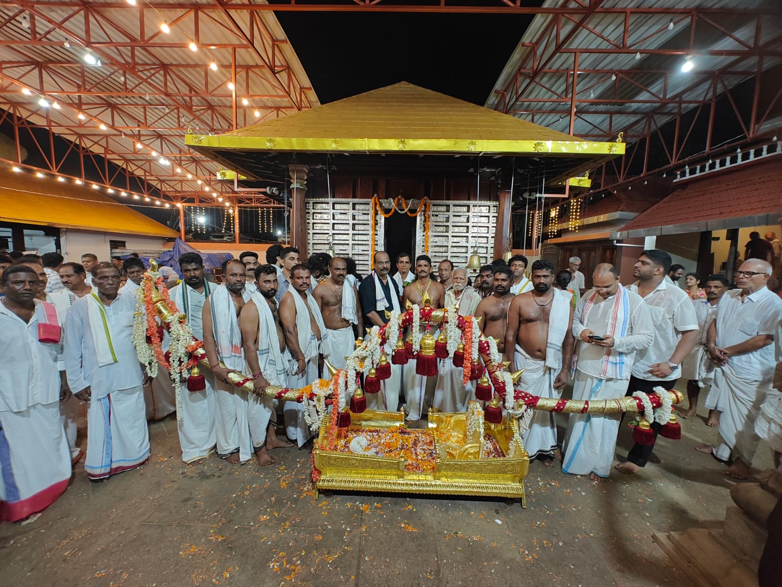 ಕಟೀಲು: ಶಿಬರೂರು ಕೊಡಮಣಿತ್ತಾಯ ದೈವಸ್ಥಾನಕ್ಕೆ ಚಿನ್ನದ ಪಲ್ಲಕ್ಕಿ ಸಮರ್ಪಣೆ