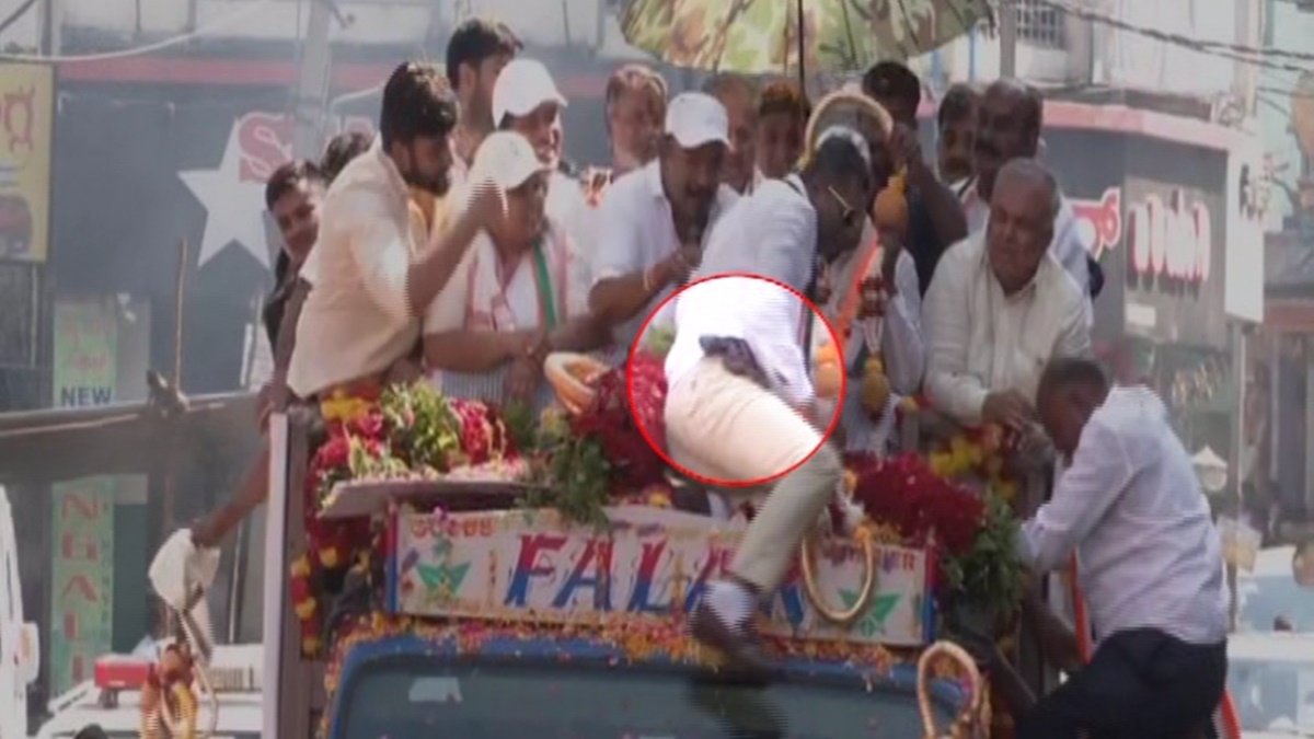 ಸೊಂಟದಲ್ಲಿ ಗನ್​ ಇಟ್ಟುಕೊಂಡು ಸಿಎಂಗೆ ಹೂವಿನ ಹಾರ ಹಾಕಿದ ಪ್ರಕರಣ| PSI, ASI ಸೇರಿ ನಾಲ್ವರ ಅಮಾನತು