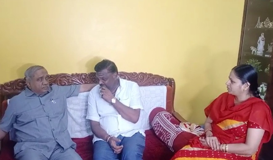 ಹುಬ್ಬಳ್ಳಿ : ನೇಹಾ ತಂದೆಯನ್ನು ತಬ್ಬಿಕೊಂಡು ಕಣ್ಣೀರು ಹಾಕಿದ ಡಾ. ವಿಜಯ ಸಂಕೇಶ್ವರ