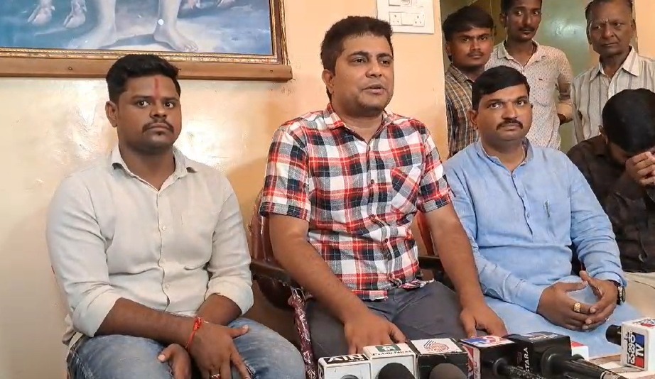 ಹುಬ್ಬಳ್ಳಿ : ಜೋಶಿ ಸಾಹೇಬ್ರೆ ನೀವು ಭಕ್ತ ಪ್ರಹ್ಲಾದ್ ಆಗಬಾರದು ಉಗ್ರ ನರಸಿಂಹ ತರ ಆಗಬೇಕು – ನಟ ಪ್ರಥಮ
