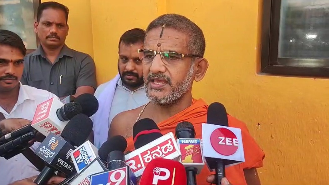 ಉಡುಪಿ: ಮತದಾನದಿಂದ ದೂರ ಉಳಿದವರಿಗೆ ಪೌರತ್ವ ಕೊಡಬಾರದು- ಪೇಜಾವರ ಶ್ರೀ