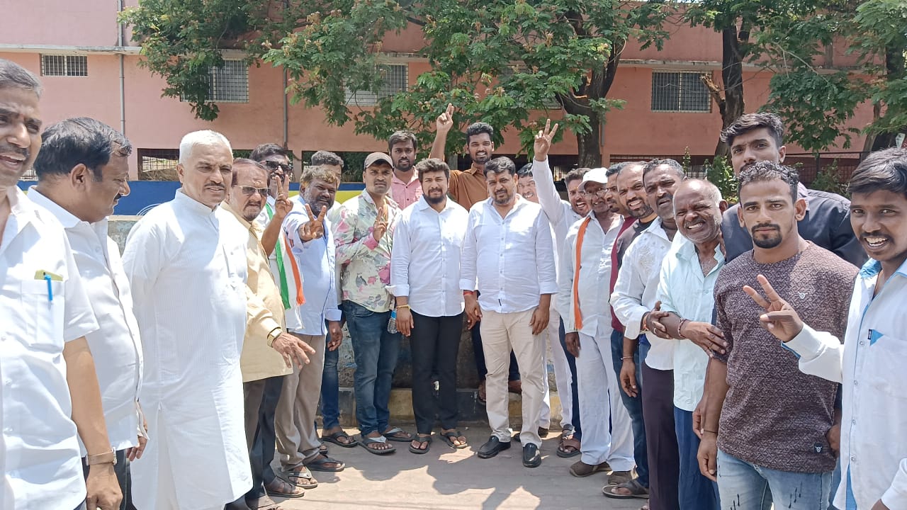 ನಂಜನಗೂಡು: ಮತಗಟ್ಟೆ ಕೇಂದ್ರಗಳಿಗೆ ಕಾಂಗ್ರೆಸ್ ಪಕ್ಷದ ಅಭ್ಯರ್ಥಿ ಸುನೀಲ್ ಬೋಸ್ ಭೇಟಿ