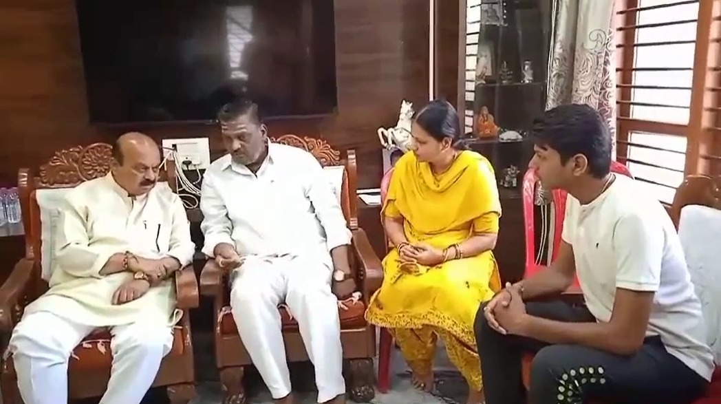 ಹುಬ್ಬಳ್ಳಿ: ನೇಹಾ ಹಿರೇಮಠ ಮನೆಗೆ ಮಾಜಿ ಸಿಎಂ ಭೇಟಿ|ಕುಟುಂಬಕ್ಕೆ ಸಾಂತ್ವನ