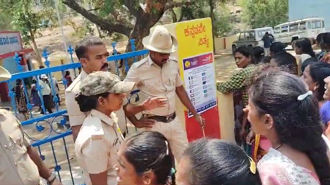ಚಾಮರಾಜನಗರ: ಇಂಡಿಗನತ್ತದಲ್ಲಿ ಮತ ಬಹಿಷ್ಕಾರ| ಅಧಿಕಾರಿಗಳ ಜೊತೆ ಮಾತಿನ ಚಕಮಕಿ ನಡೆದು ಮತಗಟ್ಟೆ ದ್ವಂಸ